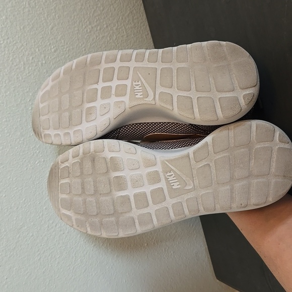 Nike Roshe One Women's Running Shoes Grey and Gold Size 7 - Picture 6 of 8